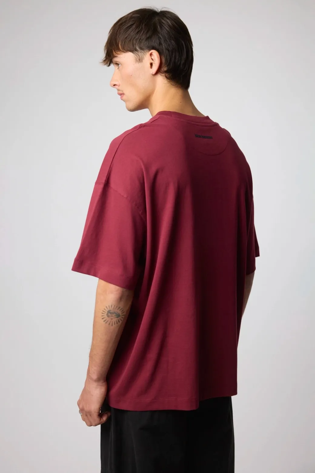 CAMISETA PATCH BURGUNDY