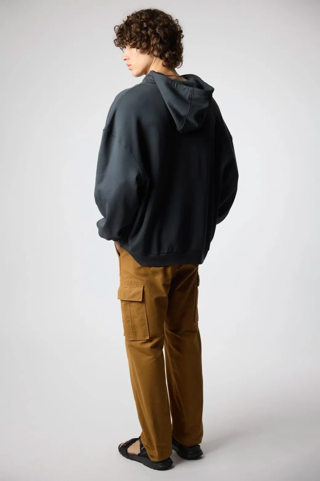 SUDADERA CON CAPUCHA CLEAN ANTRACITA