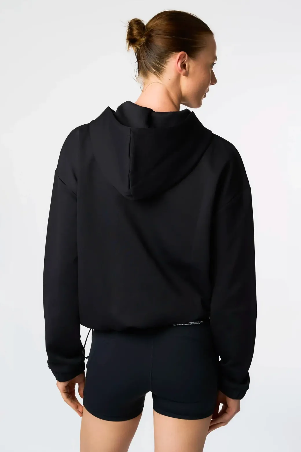 SUDADERA CON CAPUCHA TECH NEGRA OSCURA