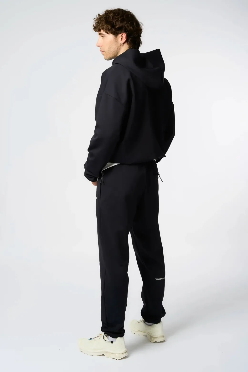 SUDADERA CON CAPUCHA TECH NEGRA OSCURA
