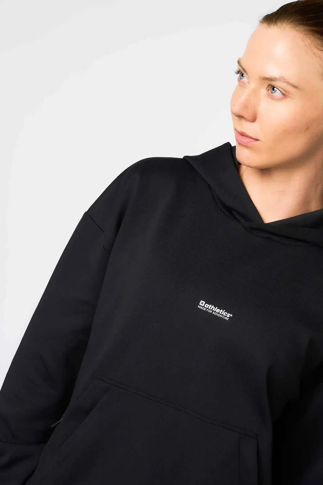 SUDADERA CON CAPUCHA TECH NEGRA OSCURA
