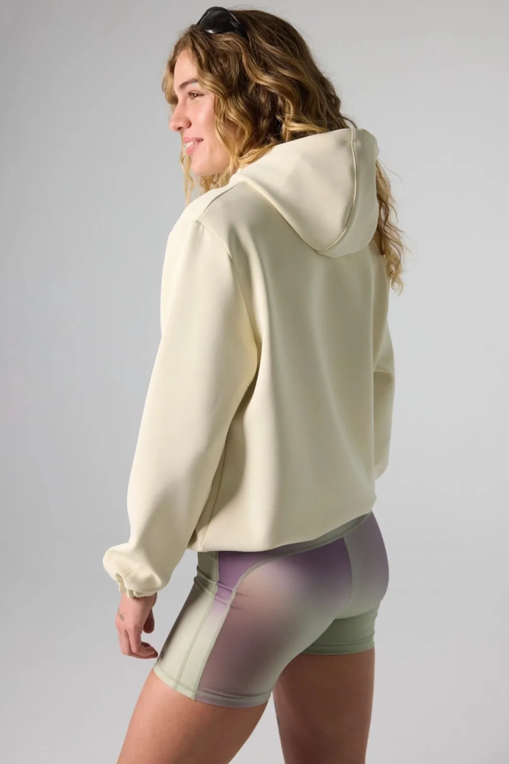 SUDADERA CON CAPUCHA TECH DUSTY CREAM