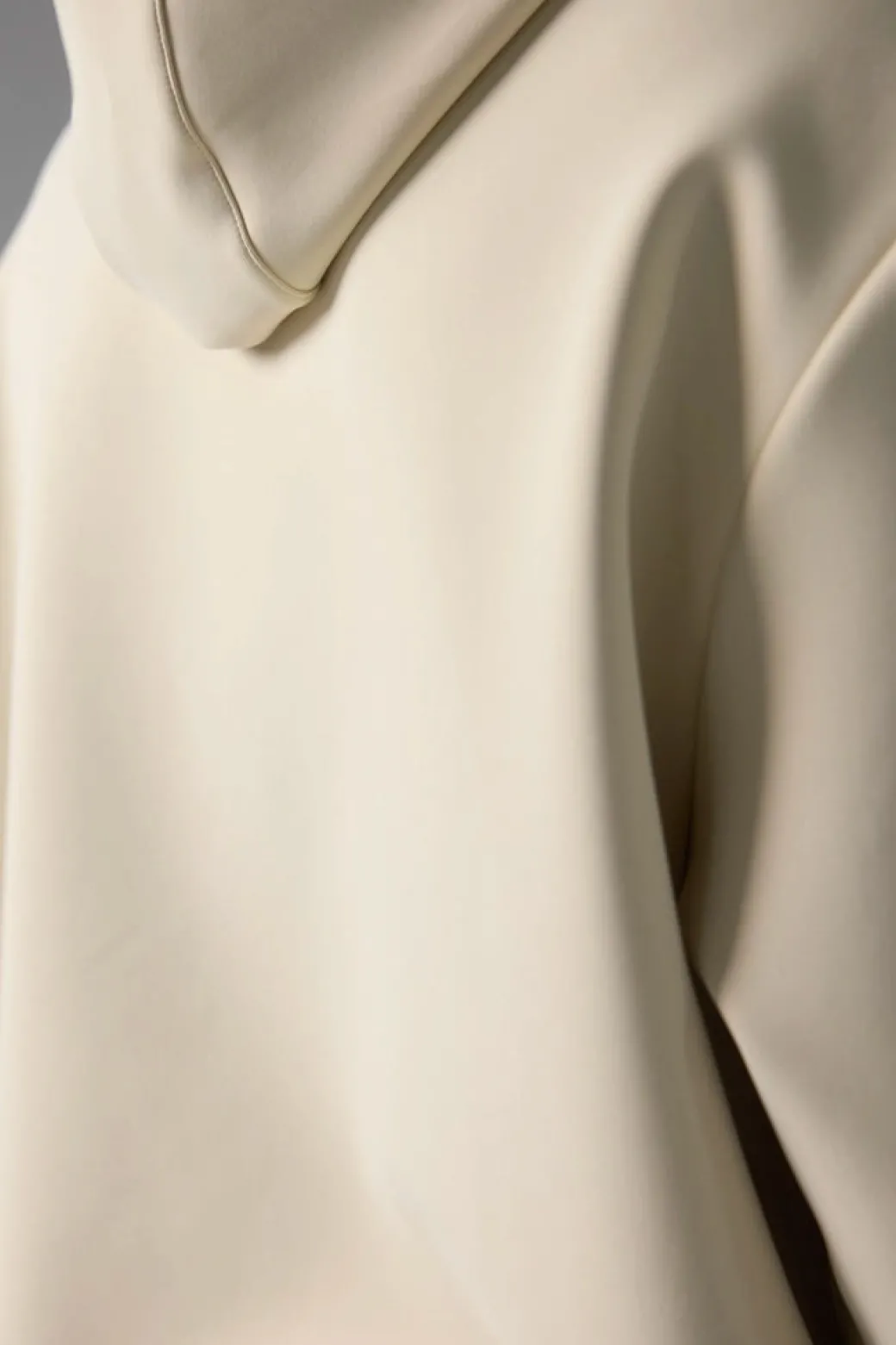 SUDADERA CON CAPUCHA TECH DUSTY CREAM