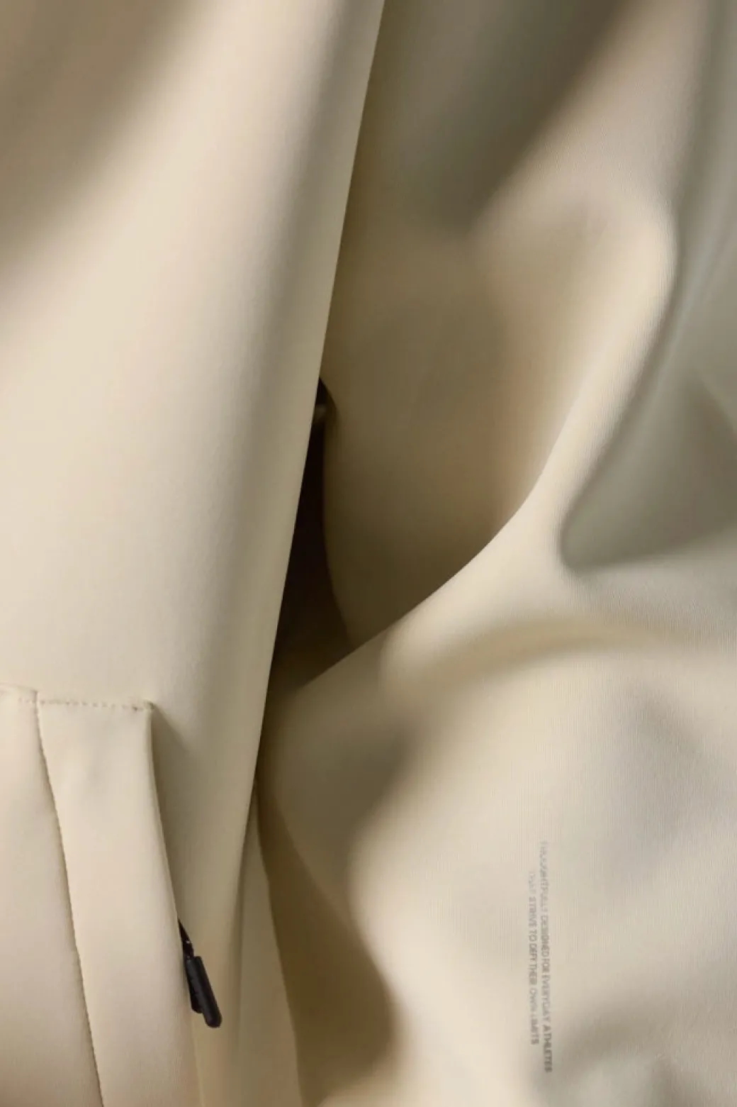 SUDADERA CON CAPUCHA TECH DUSTY CREAM