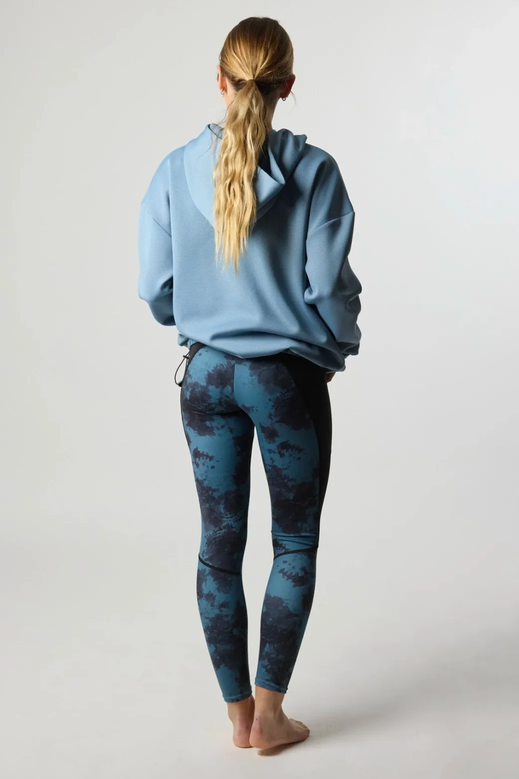 SUDADERA CON CAPUCHA TECH LIGHT BLUE
