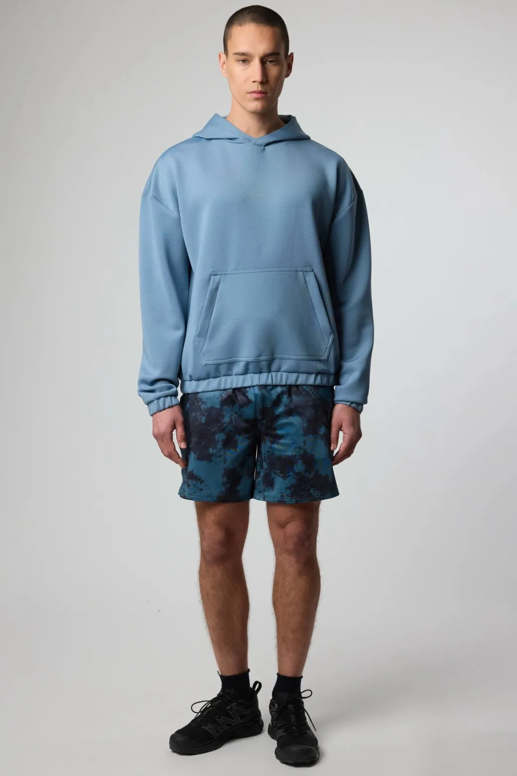 SUDADERA CON CAPUCHA TECH LIGHT BLUE