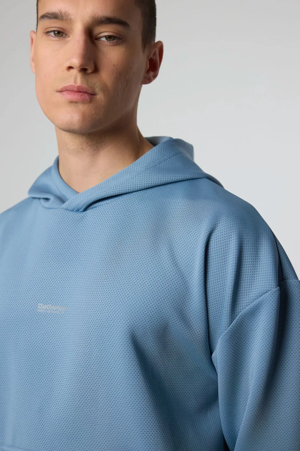 SUDADERA CON CAPUCHA TECH LIGHT BLUE
